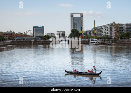 Buenos Aires, Argentinien - 14. Januar 2015: eine Gondel mit Touristen über den Fluß in Puerto Madero, Buenos Aires. Stockfoto