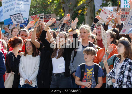 Frankfurt am Main, Deutschland. 20 Sep, 2019. Die Aktivisten Feiern mit Musik nach dem März. Über 20.000 junge Menschen marschierten durch Frankfurt gegen den Klimawandel zu protestieren und für die Einführung von Messungen gegen Sie. Der Protest war ein Teil einer globalen Klima Streik stattfand, weltweit, einschließlich in über 500 Städten in Deutschland. (Foto von Michael Debets/Pacific Press) Quelle: Pacific Press Agency/Alamy leben Nachrichten Stockfoto