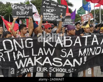 Manila, Philippinen. 20 Sep, 2019. Rund 5.000 Demonstranten aus verschiedenen Jugendorganisationen, indigenen Bevölkerungsgruppen, Opfer des EJK und militanten Gruppen (Wer sind Schlagwörter, die mit rot-kommunistischen Terror Gruppe von der Regierung) gesammelt und Converged in Luneta Park September 20, 2019, mit dem Ausdruck ihrer starken "Nie wieder" am Vorabend des 47. Jahrestages der Erklärung des Kriegsrechts. (Foto von Joseph Dacalanio/Pacific Press) Quelle: Pacific Press Agency/Alamy leben Nachrichten Stockfoto