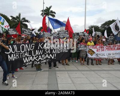 Manila, Philippinen. 20 Sep, 2019. Rund 5.000 Demonstranten aus verschiedenen Jugendorganisationen, indigenen Bevölkerungsgruppen, Opfer des EJK und militanten Gruppen (Wer sind Schlagwörter, die mit rot-kommunistischen Terror Gruppe von der Regierung) gesammelt und Converged in Luneta Park September 20, 2019, mit dem Ausdruck ihrer starken "Nie wieder" am Vorabend des 47. Jahrestages der Erklärung des Kriegsrechts. (Foto von Joseph Dacalanio/Pacific Press) Quelle: Pacific Press Agency/Alamy leben Nachrichten Stockfoto