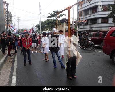 Manila, Philippinen. 20 Sep, 2019. Rund 5.000 Demonstranten aus verschiedenen Jugendorganisationen, indigenen Bevölkerungsgruppen, Opfer des EJK und militanten Gruppen (Wer sind Schlagwörter, die mit rot-kommunistischen Terror Gruppe von der Regierung) gesammelt und Converged in Luneta Park September 20, 2019, mit dem Ausdruck ihrer starken "Nie wieder" am Vorabend des 47. Jahrestages der Erklärung des Kriegsrechts. (Foto von Joseph Dacalanio/Pacific Press) Quelle: Pacific Press Agency/Alamy leben Nachrichten Stockfoto