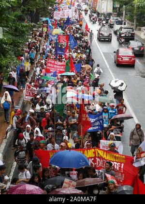 Manila, Philippinen. 20 Sep, 2019. Rund 5.000 Demonstranten aus verschiedenen Jugendorganisationen, indigenen Bevölkerungsgruppen, Opfer des EJK und militanten Gruppen (Wer sind Schlagwörter, die mit rot-kommunistischen Terror Gruppe von der Regierung) gesammelt und Converged in Luneta Park September 20, 2019, mit dem Ausdruck ihrer starken "Nie wieder" am Vorabend des 47. Jahrestages der Erklärung des Kriegsrechts. (Foto von Joseph Dacalanio/Pacific Press) Quelle: Pacific Press Agency/Alamy leben Nachrichten Stockfoto