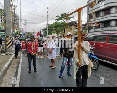 Manila, Philippinen. 20 Sep, 2019. Rund 5.000 Demonstranten aus verschiedenen Jugendorganisationen, indigenen Bevölkerungsgruppen, Opfer des EJK und militanten Gruppen (Wer sind Schlagwörter, die mit rot-kommunistischen Terror Gruppe von der Regierung) gesammelt und Converged in Luneta Park September 20, 2019, mit dem Ausdruck ihrer starken "Nie wieder" am Vorabend des 47. Jahrestages der Erklärung des Kriegsrechts. (Foto von Joseph Dacalanio/Pacific Press) Quelle: Pacific Press Agency/Alamy leben Nachrichten Stockfoto