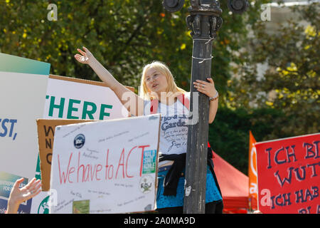 Frankfurt am Main, Deutschland. 20 Sep, 2019. Ein Aktivist feiert mit Musik nach dem März. Über 20.000 junge Menschen marschierten durch Frankfurt gegen den Klimawandel zu protestieren und für die Einführung von Messungen gegen Sie. Der Protest war ein Teil einer globalen Klima Streik stattfand, weltweit, einschließlich in über 500 Städten in Deutschland. (Foto von Michael Debets/Pacific Press) Quelle: Pacific Press Agency/Alamy leben Nachrichten Stockfoto