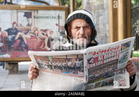 Buenos Aires, Argentinien - 12. Mai 2012: Eine Obdachlose in den Straßen von Buenos Aires. Auf dem Bürgersteig des Botanischen Gartens. 2 Jahre später dieses Ma Stockfoto