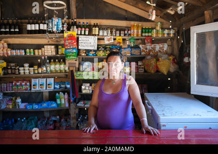 Neuquen, Argentinien - 13. Januar 2014: eine Frau Mapuche verkaufen in Ihrem Store in der Mitte der Anden, in der Nähe von Lanin Nationalpark in Southe Stockfoto