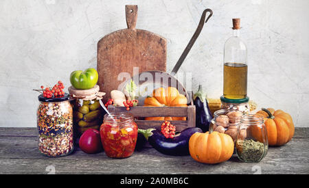 Herbst saisonale Gemüse und Früchte. Konservierte Gemüse. Vorderansicht. Hausgemachte der Ernte bei der Lagerung. Gesunde Ernährung Konzept Stockfoto