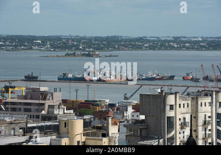 Montevideo, Uruguay - 3. März 2016: Luftaufnahme des Harbour Island und Werft Stockfoto