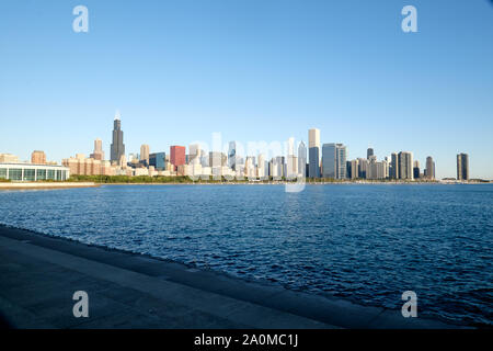 Die Chicago, IL Skyline steht hoch über dem Michigan See auf einem warmen Herbst. Stockfoto