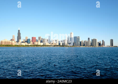 Die Chicago, IL Skyline steht hoch über dem Michigan See auf einem warmen Herbst. Stockfoto