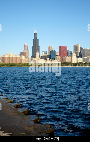 Die Chicago, IL Skyline steht hoch über dem Michigan See auf einem warmen Herbst. Stockfoto