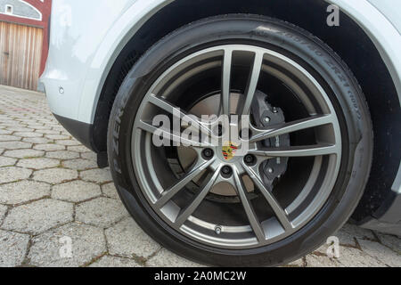 Slowenien Ljubljana, 31. August 2019 - Nahaufnahme von Felgen mit Pirelli Reifen und Bremsen der Porsche Cayenne Turbo S Coupé aus Stuttgart während der Prüfung Stockfoto