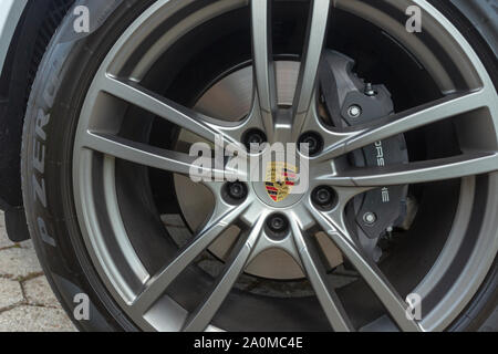 Slowenien Ljubljana, 31. August 2019 - Nahaufnahme von Felgen und Bremsen der Porsche Cayenne Turbo S Coupé aus Stuttgart während der Probefahrt mit Pirelli Stockfoto