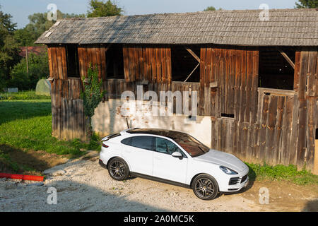 Slowenien Ljubljana, 31. August 2019 - Porsche Cayenne Turbo S Coupé aus Stuttgart während test drive Off-road SUV auf dem Gelände Stockfoto