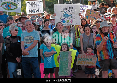 Tucson, Arizona, USA. 20 Sep, 2019. Schüler aus Gymnasien und Hochschulen in Tucson im world wide Klima Streik Protesten beteiligen. Dies war ein internationaler Aufruf zur Aktion Klimawandel Druck auf die Politiker zu setzen, um die Umwelt zu schützen. Schätzungsweise vier miilion Personen nahmen daran teil, in der das globale Klima Protest in den Städten und Gemeinden auf der ganzen Welt. Quelle: Christopher Braun/ZUMA Draht/Alamy leben Nachrichten Stockfoto