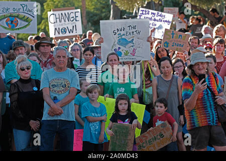 Tucson, Arizona, USA. 20 Sep, 2019. Schüler aus Gymnasien und Hochschulen in Tucson im world wide Klima Streik Protesten beteiligen. Dies war ein internationaler Aufruf zur Aktion Klimawandel Druck auf die Politiker zu setzen, um die Umwelt zu schützen. Schätzungsweise vier miilion Personen nahmen daran teil, in der das globale Klima Protest in den Städten und Gemeinden auf der ganzen Welt. Quelle: Christopher Braun/ZUMA Draht/Alamy leben Nachrichten Stockfoto