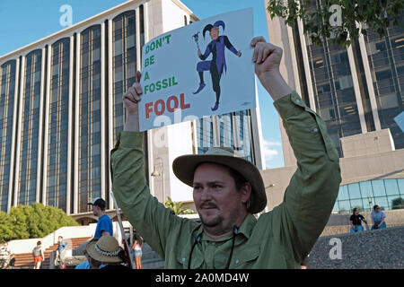 Tucson, Arizona, USA. 20 Sep, 2019. Schüler aus Gymnasien und Hochschulen in Tucson im world wide Klima Streik Protesten beteiligen. Dies war ein internationaler Aufruf zur Aktion Klimawandel Druck auf die Politiker zu setzen, um die Umwelt zu schützen. Schätzungsweise vier miilion Personen nahmen daran teil, in der das globale Klima Protest in den Städten und Gemeinden auf der ganzen Welt. Quelle: Christopher Braun/ZUMA Draht/Alamy leben Nachrichten Stockfoto