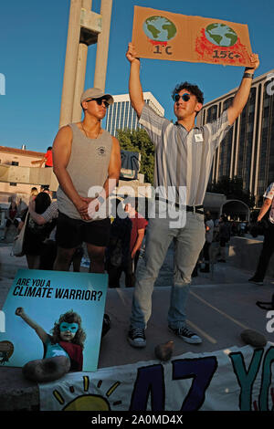 Tucson, Arizona, USA. 20 Sep, 2019. Schüler aus Gymnasien und Hochschulen in Tucson im world wide Klima Streik Protesten beteiligen. Dies war ein internationaler Aufruf zur Aktion Klimawandel Druck auf die Politiker zu setzen, um die Umwelt zu schützen. Schätzungsweise vier miilion Personen nahmen daran teil, in der das globale Klima Protest in den Städten und Gemeinden auf der ganzen Welt. Quelle: Christopher Braun/ZUMA Draht/Alamy leben Nachrichten Stockfoto