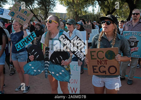 Tucson, Arizona, USA. 20 Sep, 2019. Schüler aus Gymnasien und Hochschulen in Tucson im world wide Klima Streik Protesten beteiligen. Dies war ein internationaler Aufruf zur Aktion Klimawandel Druck auf die Politiker zu setzen, um die Umwelt zu schützen. Schätzungsweise vier miilion Personen nahmen daran teil, in der das globale Klima Protest in den Städten und Gemeinden auf der ganzen Welt. Quelle: Christopher Braun/ZUMA Draht/Alamy leben Nachrichten Stockfoto