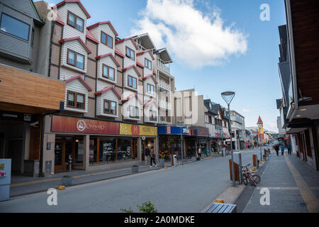 Ushuaia, Argentinien - 2. April 2012: Typische Architektur und der Hauptstraße in der Innenstadt. Stockfoto