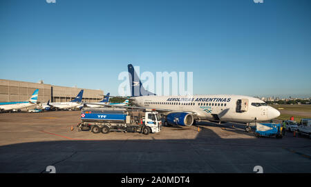 Buenos Aires, Argentinien - 3. April 2019: Commercial Airplane von Aerolineas Argentinas aufladen Kraftstoff für einen Inlandsflug in der lokalen Flughafen Stockfoto