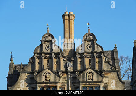 Trinity College Oxford Detail der Jackson Gebäude von der Breiten Straße das Wappen der Universität auf der linken und der Dreifaltigkeit ist auf der rechten Seite Stockfoto