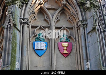 2 Schilde auf Gedenkstätte der Märtyrer in St Giles' Oxford erbaut 1838 im Speicher des 16. Jahrhunderts evangelische Bischöfe. Links Cranmer die Bibel recht ein Kelch Stockfoto