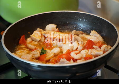 Kochen Fisch-ragout Soße für italienische Pasta Stockfoto