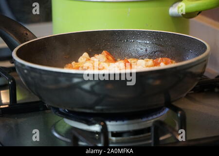 Kochen Fisch-ragout Soße für italienische Pasta Stockfoto