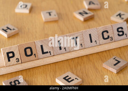 Scrabble Holz Buchstaben auf einem Rack Rechtschreibung das Wort Politik Stockfoto