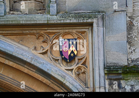 Wappen von St John's College Oxford College in Stein über dem Eingang im St Giles' ein konstituierendes College und die Reichsten geformt Stockfoto