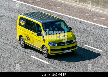 Yellow NTACK Van Hire. 2019 VW Volkswagen Transporter T30 ED TDI BM; UK Fahrzeugverkehr, Transport, modern, gemietete Lieferwagen, fahren Sie auf der Autobahn M6 mit 3 Fahrspuren in südlicher Richtung. Stockfoto