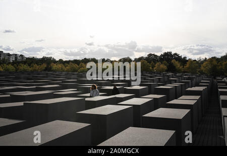 Peking, Deutschland. 19 Sep, 2019. Ein Mann und eine Frau gehen über das Denkmal für die ermordeten Juden Europas in Berlin, Hauptstadt der Bundesrepublik Deutschland, Sept. 19, 2019. Credit: Shan Yuqi/Xinhua/Alamy leben Nachrichten Stockfoto