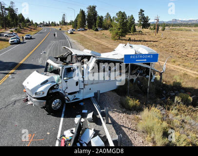 (190921)-BEIJING, Sept. 21, 2019 (Xinhua) - Foto von Utah Highway Patrol an Sept. 20, 2019 zeigt den Bus crash Szene in der Nähe des Bryce Canyon National Park in Utah, USA. Mindestens vier Chinesisch sprechenden Touristen waren tot in einer Tour bus Crash in der Nähe des Bryce Canyon National Park im US-Bundesstaat Utah am Freitag bestätigte, nach Utah Highway Patrol. (Utah Highway Patrol/Handout über Xinhua) Stockfoto