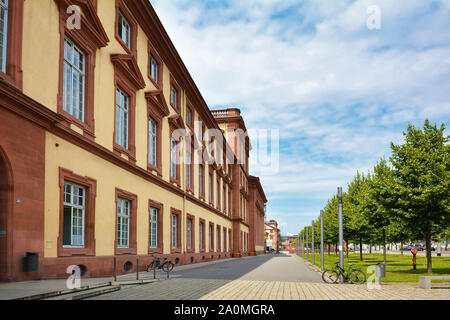 Mannheim, Deutschland - Juli 2019: Seitenansicht der Fassade der alten historischen barocken Gebäude der öffentlichen Forschung Universität Mannheim Stockfoto