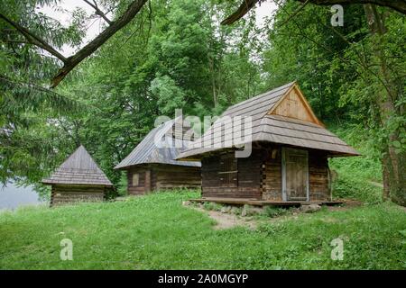 Traditionelle slowakische Dorf in den Bergen Stockfoto