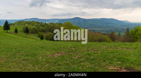 Frühling und Slezske Moravskoslezske Beskydy Berge Landschaft mit Wiesen, Bäumen und Hügeln von Ort namens Dziol oben Hrádek Dorf in der Tschechischen Re Stockfoto