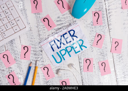 Schreiben Hinweis mit Fixer Upper. Business Konzept für Haus in der Notwendigkeit von Reparaturen verwendet hauptsächlich Verbindung mit Kauf Schreiben Werkzeuge und Gekritzelt Pape Stockfoto