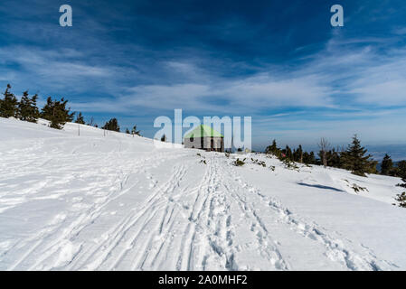 Hütte aus Stein auf Jeleni studanka in Gesenke in der Tschechischen Republik während schönen Wintertag mit blauer Himmel Stockfoto