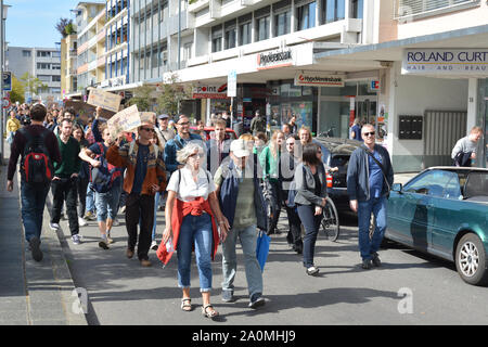 Heidelberg, Deutschland - 20. September 2019: einschreibegebuehr geführt von einem älteren Ehepaar marschieren mit Protest Zeichen in das globale Klima Streik Ereignis Stockfoto