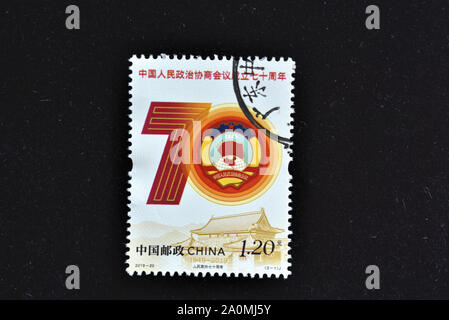 CHINA - CIRCA 2019: Eine in China gedruckte Briefmarke zeigt den 2019-20 70. Jahrestag der Politischen Konsultativkonferenz des chinesischen Volkes, um 2019. Stockfoto