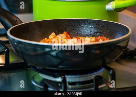 Kochen Fisch-ragout Soße für Nudeln Stockfoto