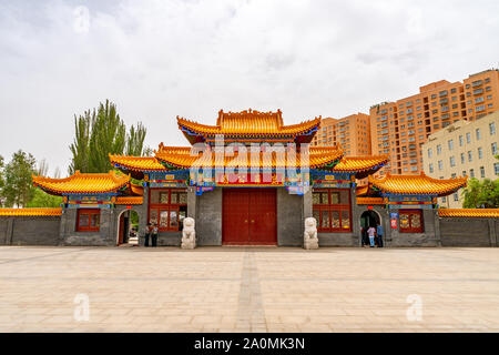 Hotan malerischen Kunlun Lake Park Frontalansicht des Haupteingangstor an einem bewölkten Himmel Tag Stockfoto