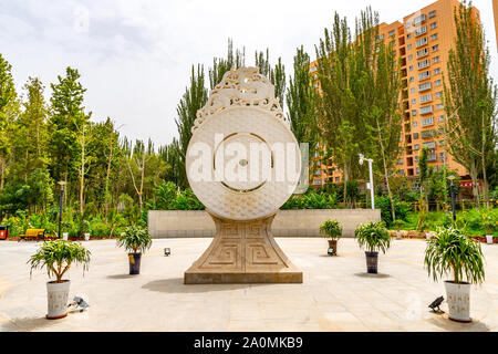 Hotan malerischen Kunlun Lake Park Kreis geformte Skulptur mit Drachen frontale Ansicht an einem bewölkten Himmel Tag Stockfoto
