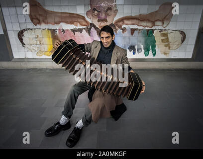 Buenos Aires, Argentinien - 26. Juli 2013: Straßenmusiker spielen das bandoneón im u-Korridor von Buenos Aires Stadt. Auf dem Hintergrund der Abbildung Stockfoto