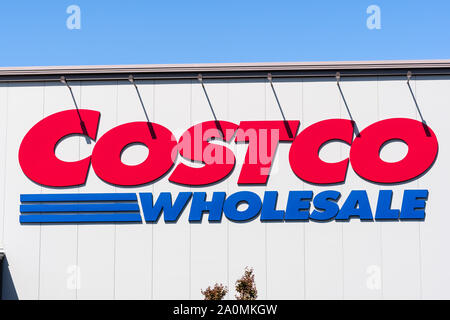 Sep 19, 2019 San Jose/CA/USA - Costco Logo im Store in South San Francisco Bay Area; Costco ist ein US-amerikanisches multinationales Unternehmen, Ope Stockfoto