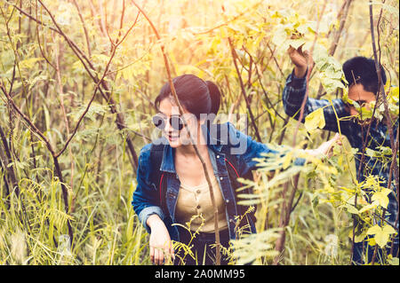 Gruppe von asiatischen Freundschaft Abenteuer im Wald Jungle View Hintergrund. Mädchen führender Touristik Team in der Natur. Menschen Lifestyle Reisen Urlaub Begriff Stockfoto