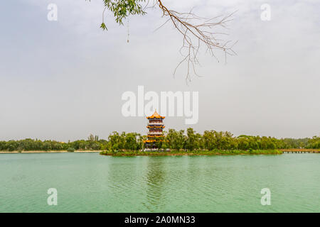 Hotan malerischen Kunlun Lake Park Blick auf eine atemberaubende Pagode auf einer Insel an einem bewölkten Himmel Tag Stockfoto