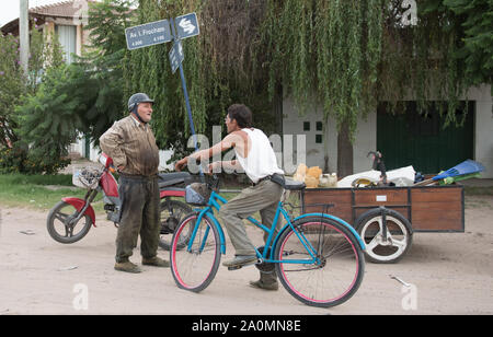 Saladillo, Argentinien - 25. Februar 2017: Gärtner und Nachbarn plaudern auf der Straße während eines Arbeitstags in einer kleinen Stadt Stockfoto