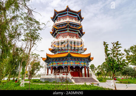 Hotan malerischen Kunlun Lake Park frontale Ansicht eines Chinesischen bunten Pagode auf einem bewölkten Himmel Tag Stockfoto